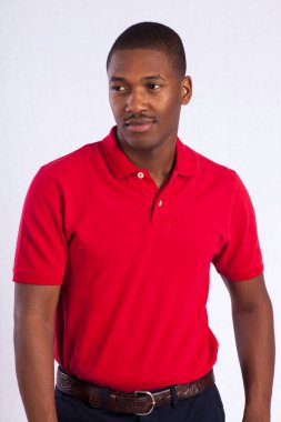 Gülümseyen yakışıklı siyah adam.