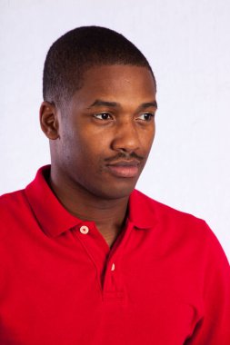 Yakışıklı, düşünceli siyah bir adam.