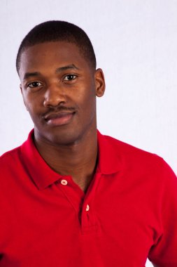 Yakışıklı, düşünceli siyah bir adam.