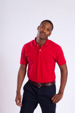 Yakışıklı, düşünceli siyah bir adam.