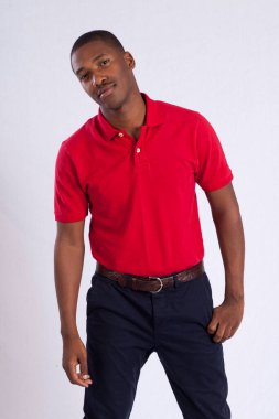 Gülümseyen yakışıklı siyah adam.