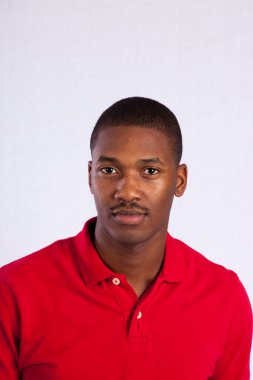 Yakışıklı, düşünceli siyah bir adam.