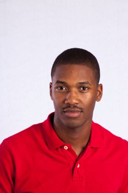 Yakışıklı, düşünceli siyah bir adam.