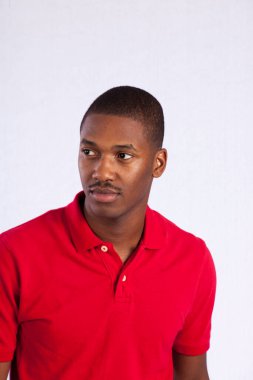 Yakışıklı, düşünceli siyah bir adam.