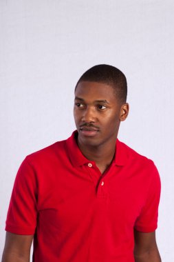 Yakışıklı, düşünceli siyah bir adam.