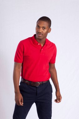 Yakışıklı, düşünceli siyah bir adam.