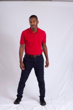 Yakışıklı, düşünceli siyah bir adam.