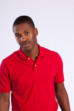 Yakışıklı, düşünceli siyah bir adam.