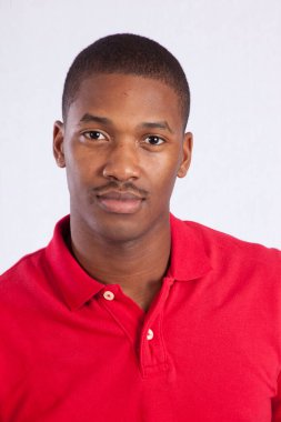 Yakışıklı, düşünceli siyah bir adam.