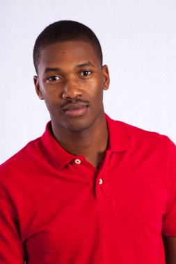 Yakışıklı, düşünceli siyah bir adam.