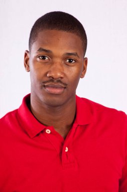 Yakışıklı, düşünceli siyah bir adam.