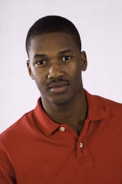 Yakışıklı, düşünceli siyah bir adam.