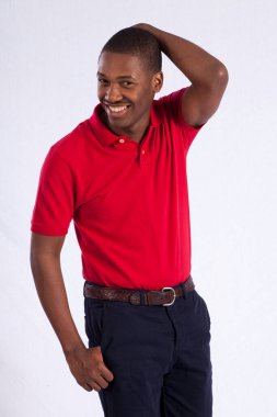 Kırmızı gömlekli mutlu siyah adam. Eli başının üstünde.