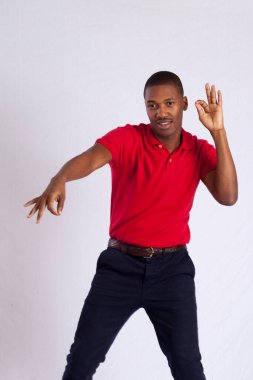 Dans eden mutlu siyah adam