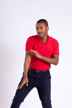 Dans eden mutlu siyah adam