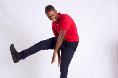 Dans eden mutlu siyah adam