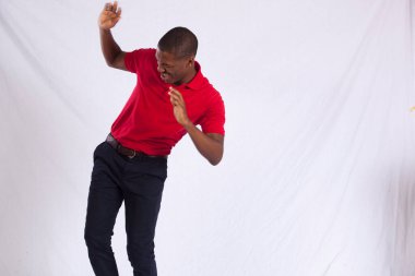 Dans eden mutlu siyah adam