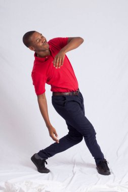 Dans eden mutlu siyah adam