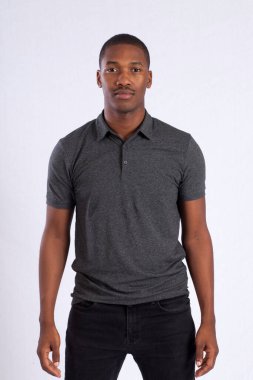 Yakışıklı, düşünceli siyah bir adam.