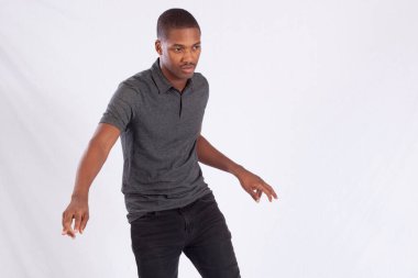 Hareketli yakışıklı siyah adam ve düşünceli bir ifade.