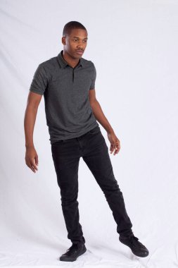 Hareketli yakışıklı siyah adam ve düşünceli bir ifade.