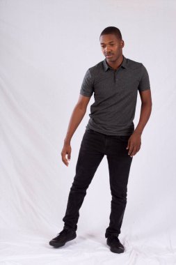 Hareketli yakışıklı siyah adam ve düşünceli bir ifade.