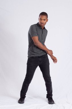 Hareketli yakışıklı siyah adam ve düşünceli bir ifade.