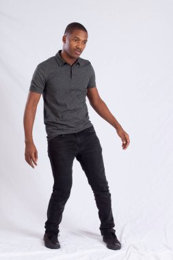 Hareketli yakışıklı siyah adam ve düşünceli bir ifade.