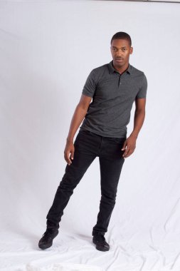 Hareketli yakışıklı siyah adam ve düşünceli bir ifade.