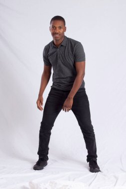 Gülümseyen yakışıklı siyah adam.