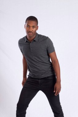 Düşünceli bir ifadesi olan yakışıklı siyah bir adam.