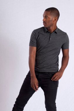 Düşünceli bir ifadesi olan yakışıklı siyah bir adam.