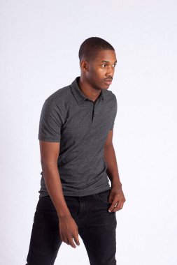 Düşünceli bir ifadesi olan yakışıklı siyah bir adam.