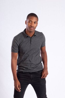 Düşünceli bir ifadesi olan yakışıklı siyah bir adam.