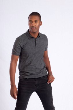 Düşünceli bir ifadesi olan yakışıklı siyah bir adam.