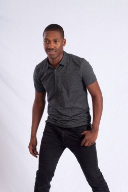 Gülümseyen yakışıklı siyah adam.