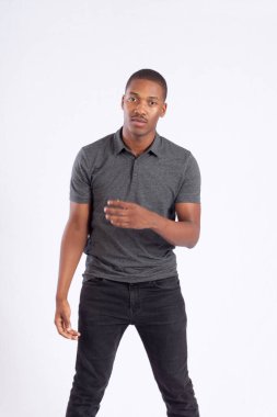 Düşünceli bir ifadesi olan yakışıklı siyah bir adam.