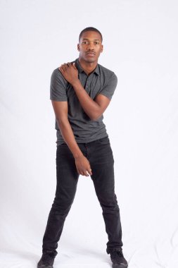 Düşünceli bir ifadesi olan yakışıklı siyah bir adam.