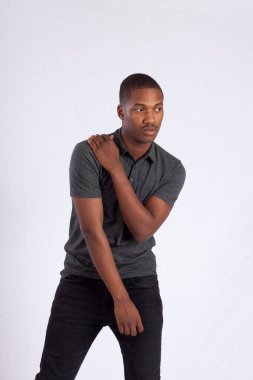 Düşünceli bir ifadesi olan yakışıklı siyah bir adam.