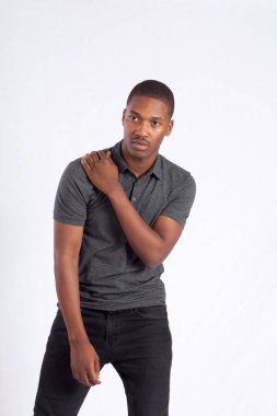 Düşünceli bir ifadesi olan yakışıklı siyah bir adam.