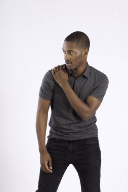 Düşünceli bir ifadesi olan yakışıklı siyah bir adam.