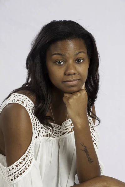 Gülümseyen Mutlu Siyah Kadın