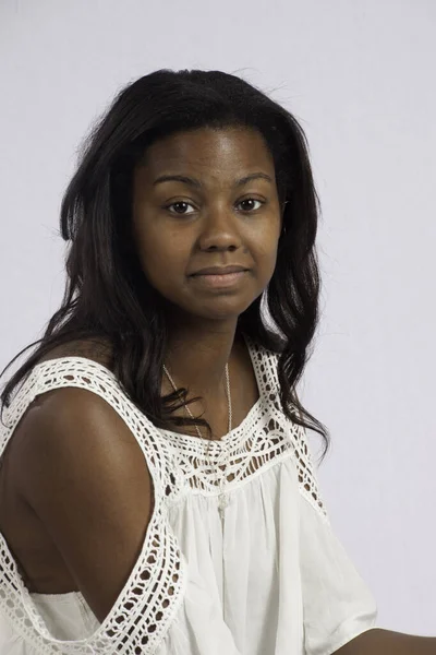 Gülümseyen Mutlu Siyah Kadın