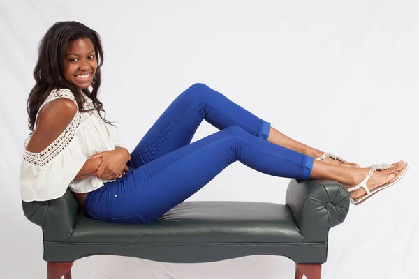 Mujer Negra Bonita Sentada Con Una Sonrisa Feliz —  Fotos de Stock