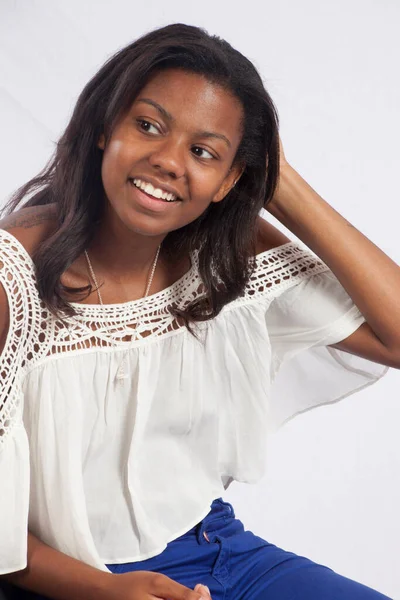 Gülümseyen Mutlu Siyah Kadın