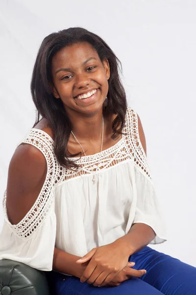 Mujer Negra Feliz Con Una Sonrisa —  Fotos de Stock