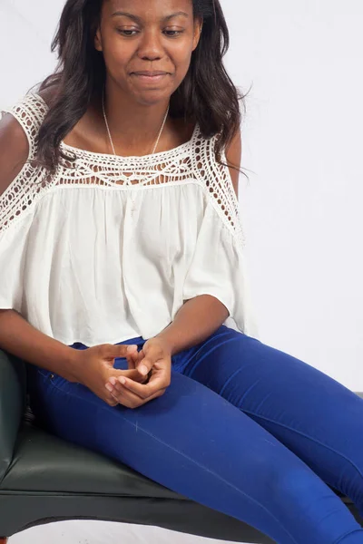 Mujer Negra Feliz Con Una Sonrisa — Foto de Stock