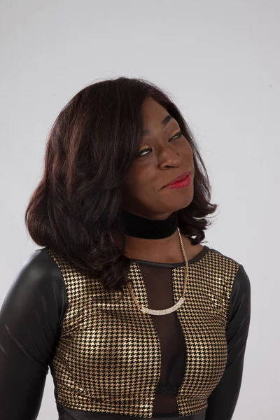 Hoş bir gülümsemesi olan sevimli siyah kadın.