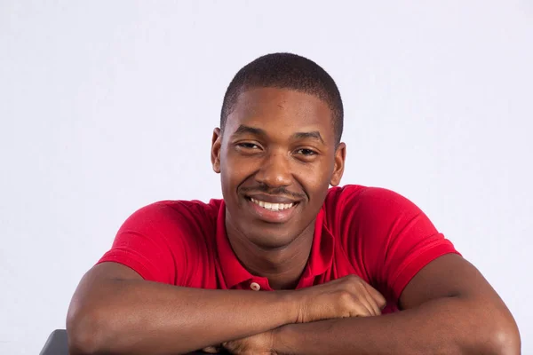 Schöner Schwarzer Mann Mit Einem Glücklichen Lächeln — Stockfoto