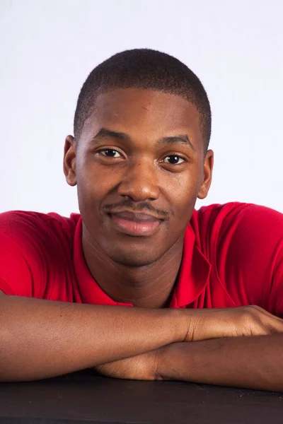 Hombre Negro Guapo Con Una Sonrisa Feliz —  Fotos de Stock